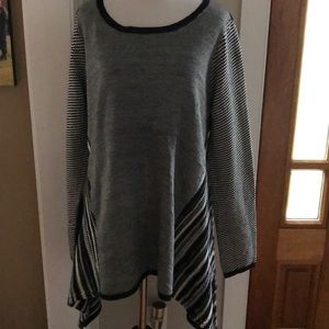 New Direction Black and White Lg Swing sweater